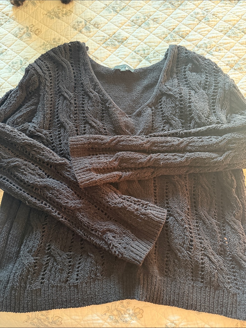 Love Tree V-Neck Cable Knit Sweater - Black